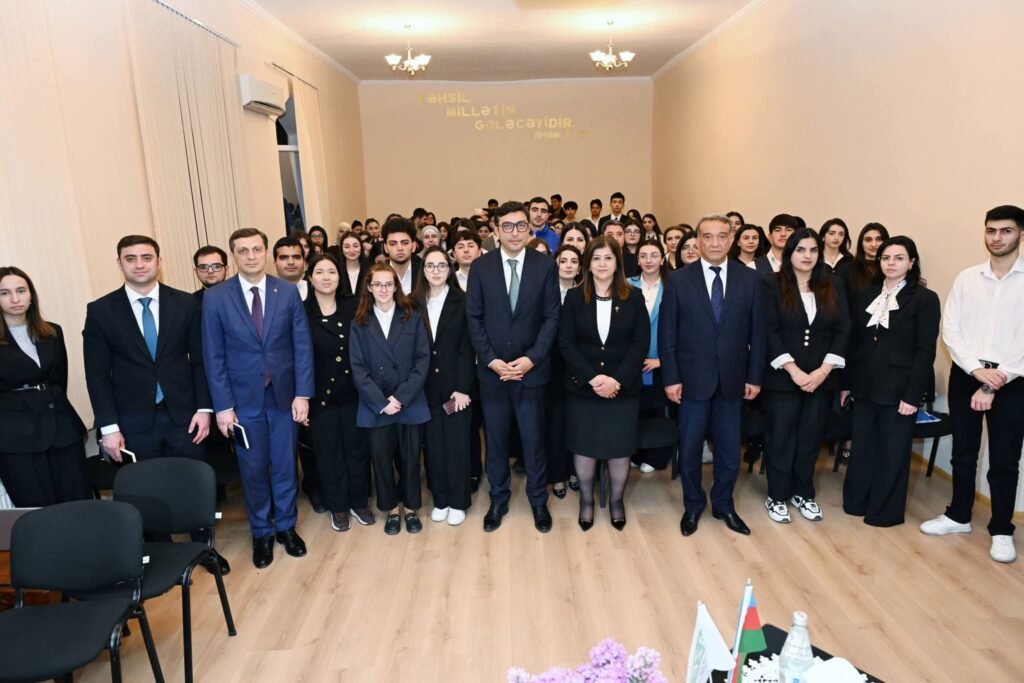 Gənclər və idman naziri Fərid Qayıbov Azərbaycan Dövlət Pedaqoji Universitetinin Şamaxı filialında gənclərlə görüş keçirib.