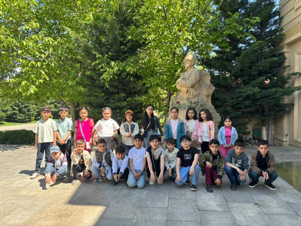 Pedaqoji təcrübədə olan tələbələrin təşəbbüsü ilə şagirdlər üçün maarifləndirici muzey ekskursiyası təşkil olunub.