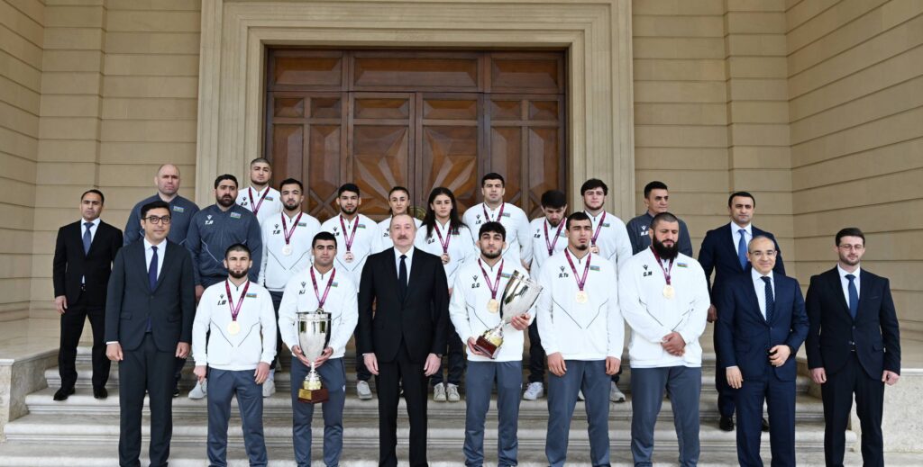 Prezident İlham Əliyevin Avropa çempionatında komanda hesabında çempion olan güləşçiləri qəbul etməsi barədə.