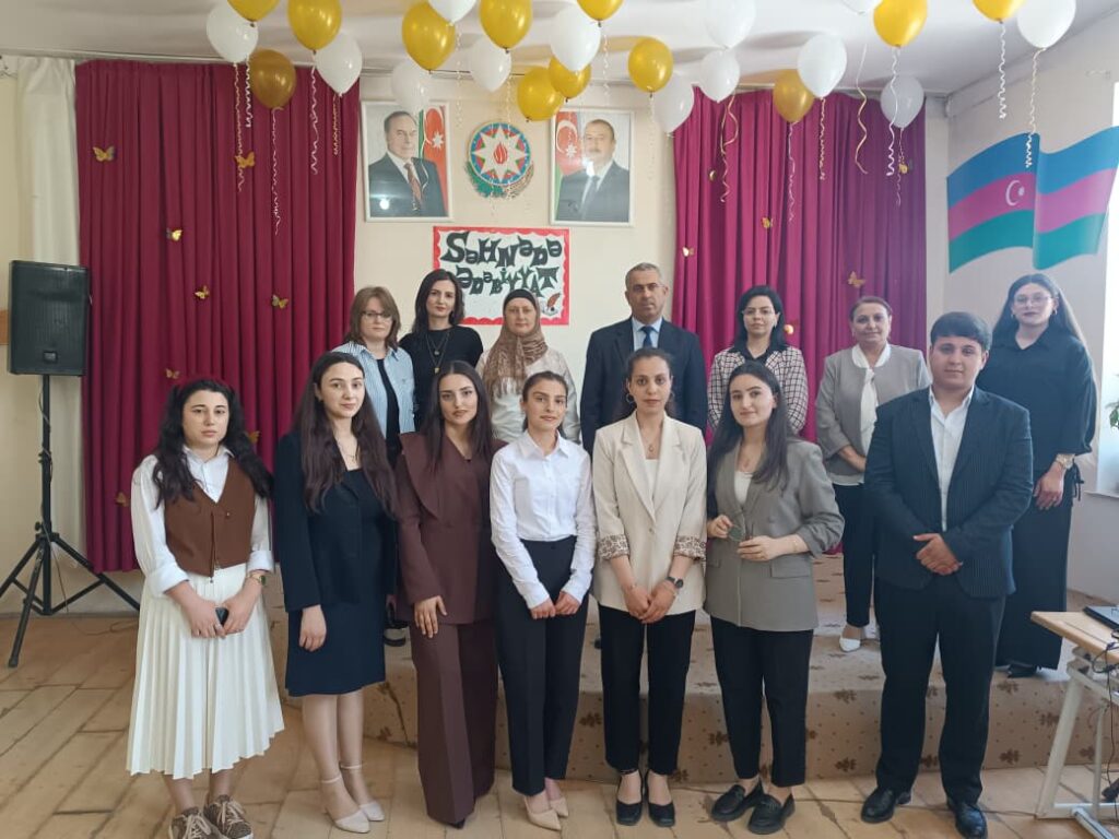 Pedaqoji təcrübədə olan tələbələrimiz orta məktəbdə “Səhnədə ədəbiyyat” mövzusunda ədəbi-bədii gecə təşkil ediblər.